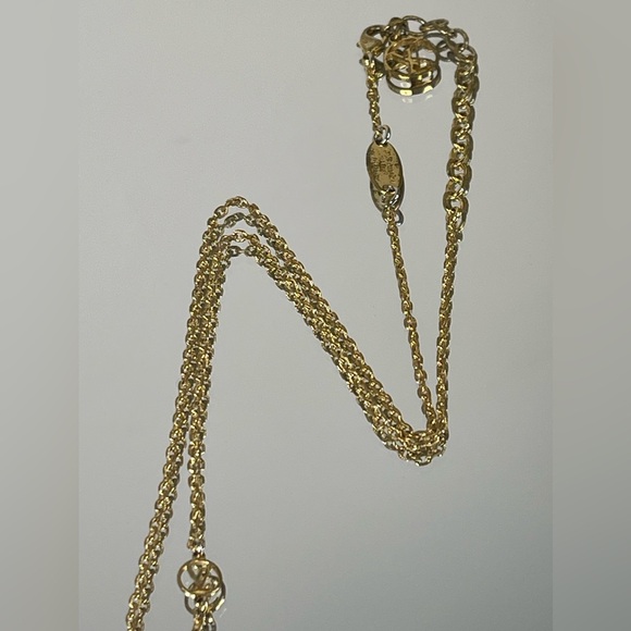 Louis Vuitton Collier Medal Miss Windsor Gold Tone Pendant Necklace - Picture 4 of 9